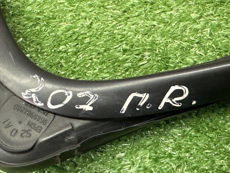 Уплотнитель стекла направляющий Peugeot 207