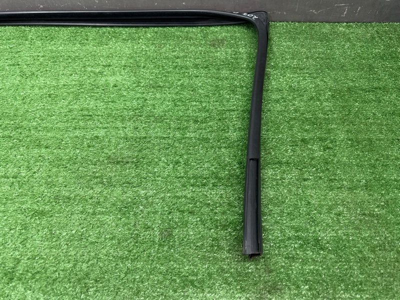 Уплотнитель стекла направляющий Peugeot 207