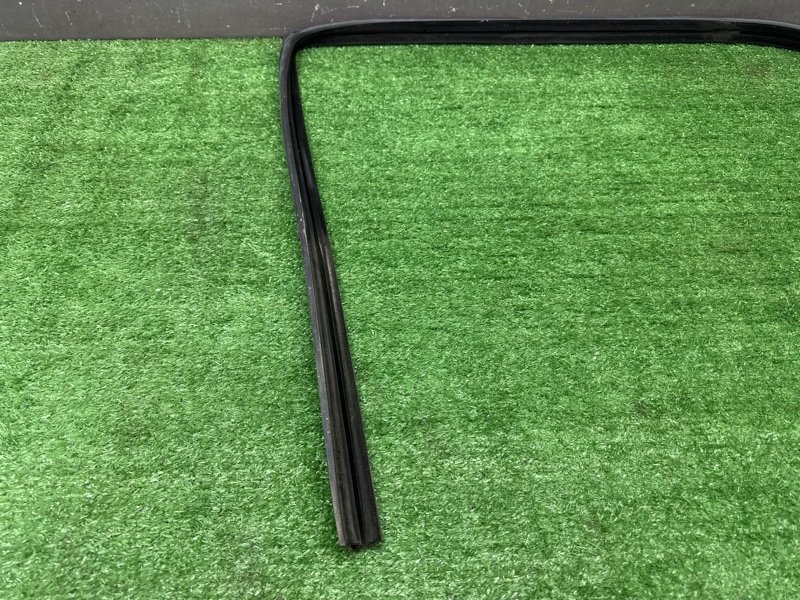 Уплотнитель стекла направляющий Opel Astra H