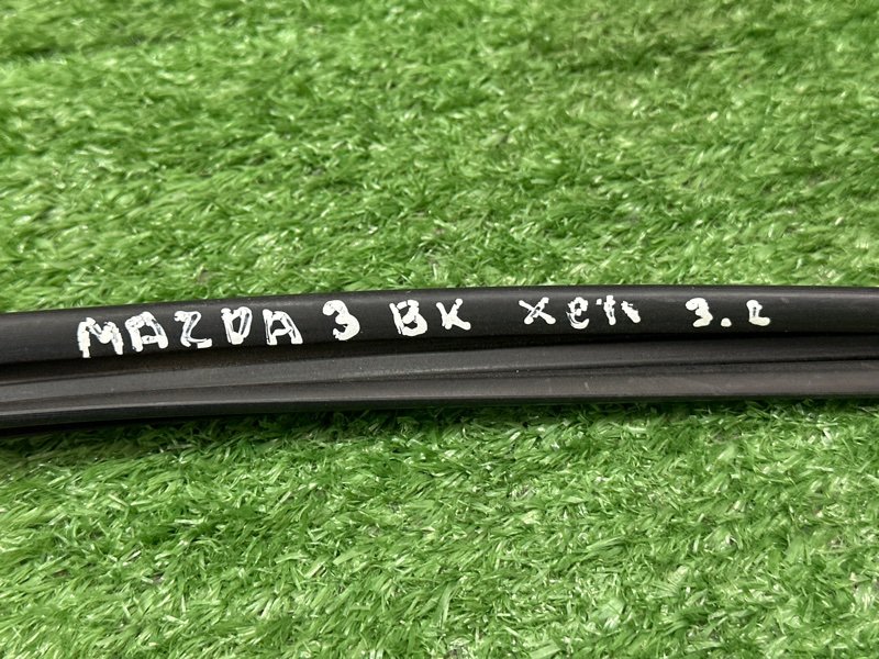 Уплотнитель стекла направляющий Mazda 3 BK