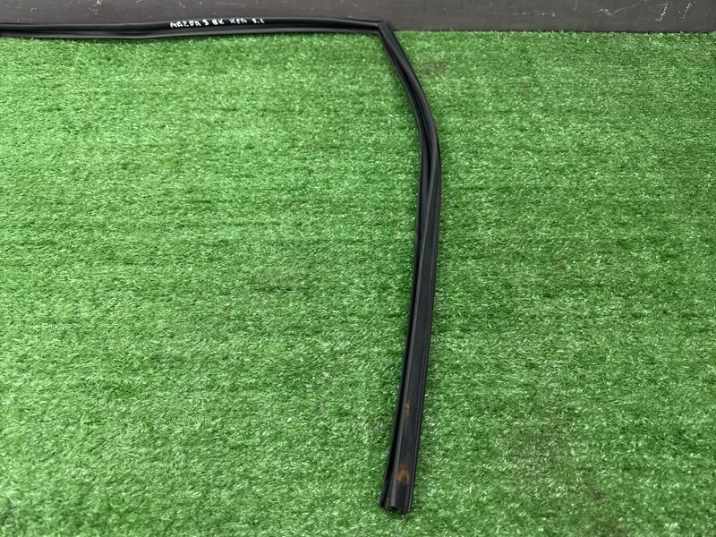 Уплотнитель стекла направляющий Mazda 3 BK