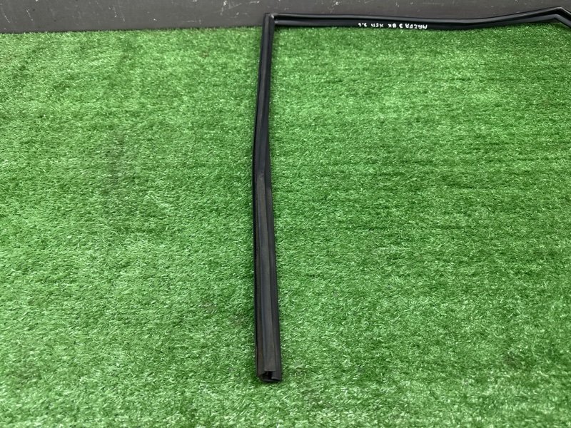 Уплотнитель стекла направляющий Mazda 3 BK