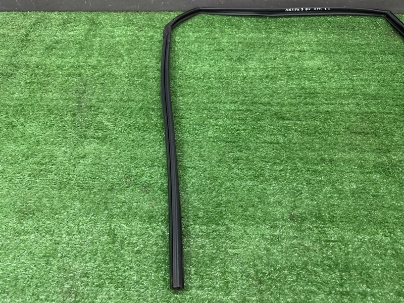 Уплотнитель стекла направляющий Mazda 3 BK