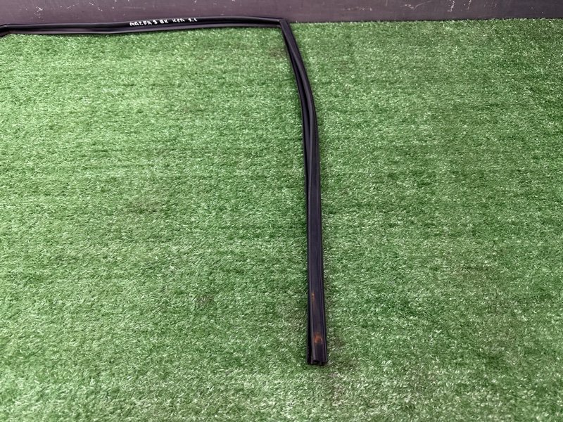 Уплотнитель стекла направляющий Mazda 3 BK