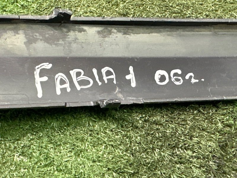 Накладка переднего бампера Skoda Fabia 1