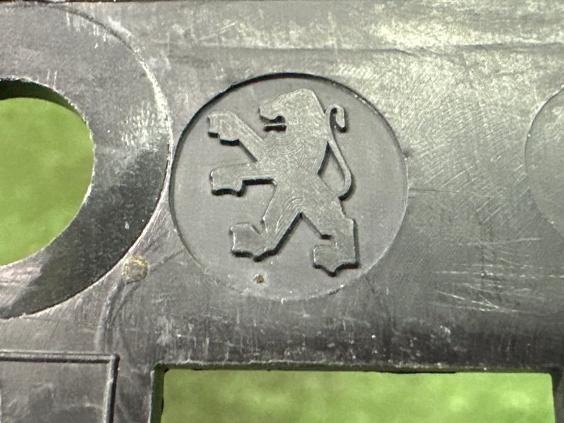 Кронштейн бампера Peugeot 307