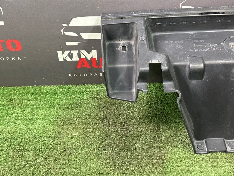 Кронштейн заднего бампера центральный Citroen C 4