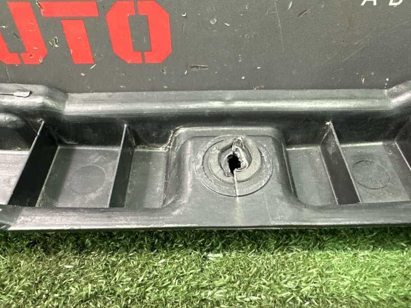 Кронштейн заднего бампера центральный Opel Astra H