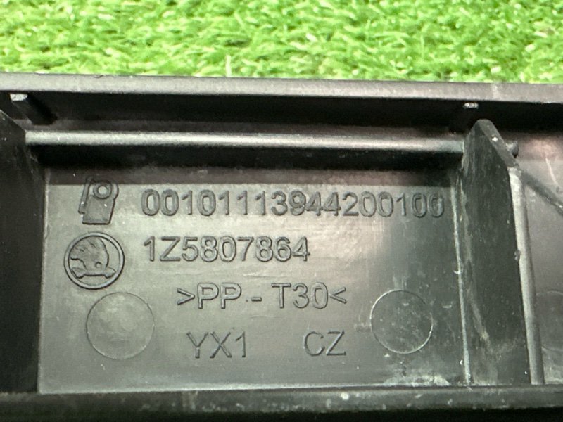 Кронштейн заднего бампера центральный Skoda Octavia A5