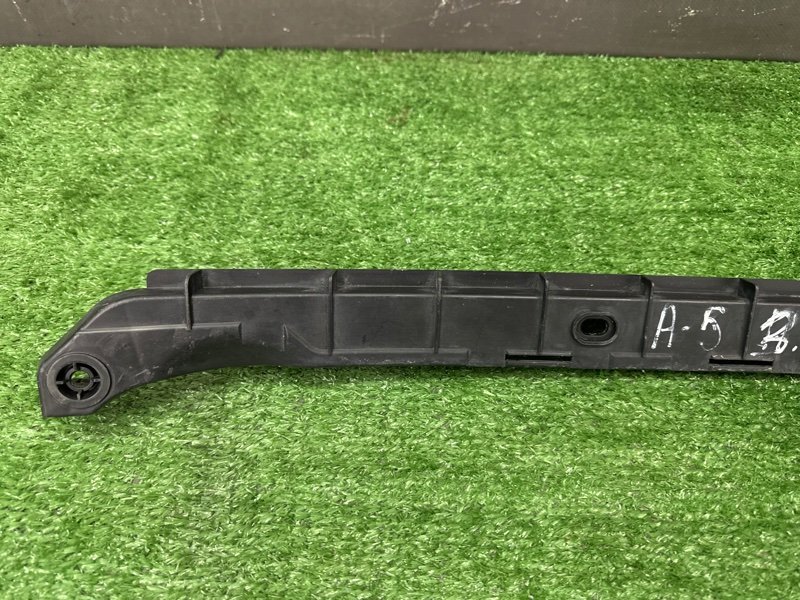 Кронштейн заднего бампера центральный Skoda Octavia A5