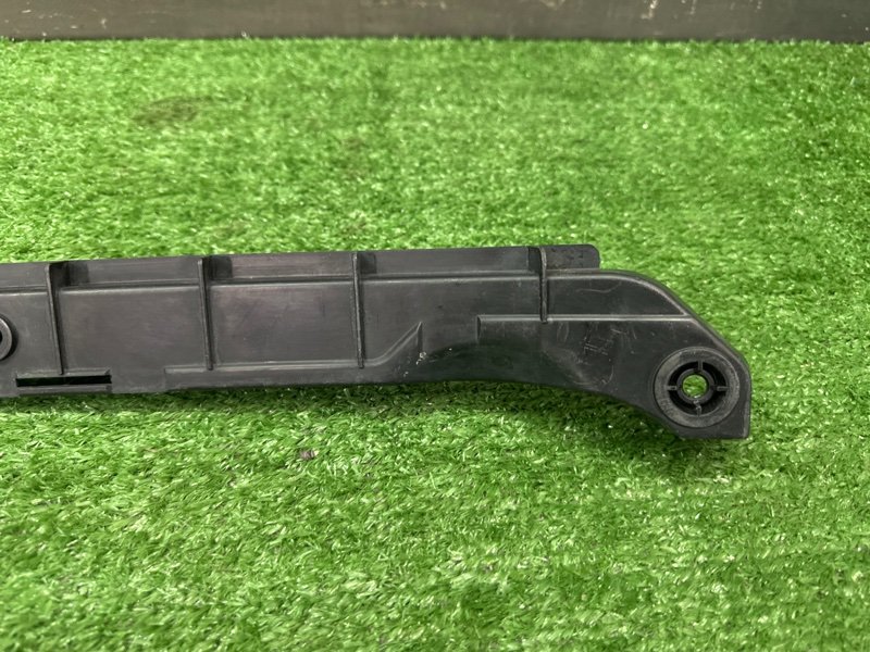 Кронштейн заднего бампера центральный Skoda Octavia A5