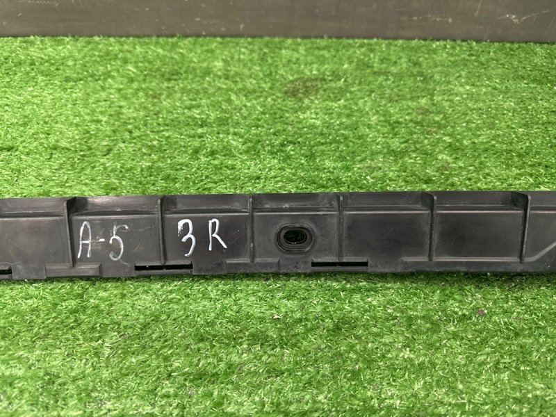 Кронштейн заднего бампера центральный Skoda Octavia A5