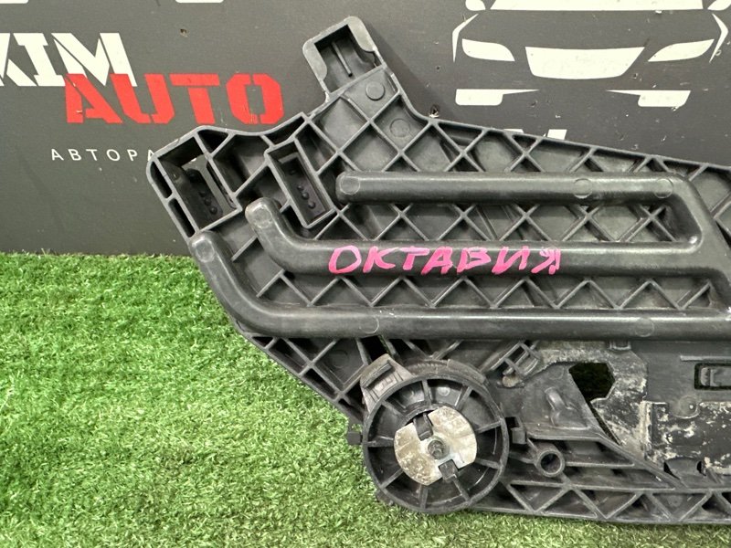 Крепление фары Skoda Octavia A5