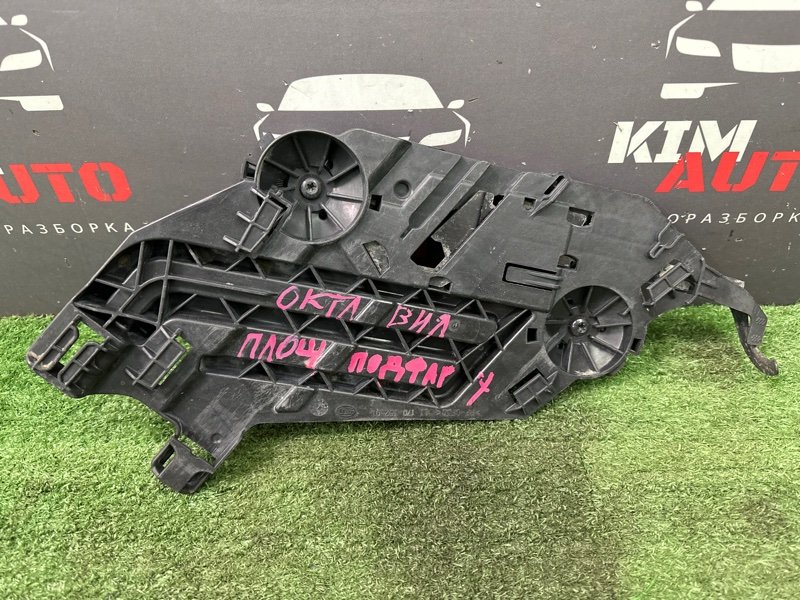 Крепление фары Skoda Octavia A5