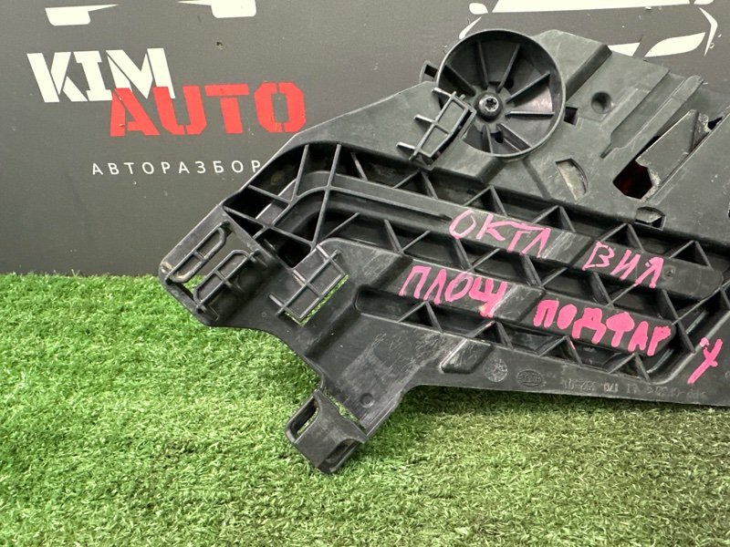 Крепление фары Skoda Octavia A5