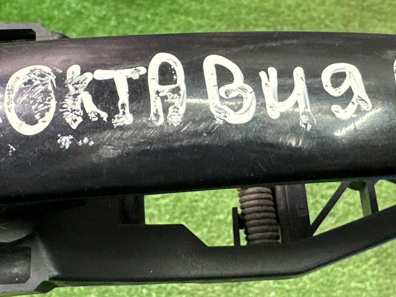 Ручка двери наружная в сборе Skoda Octavia A5