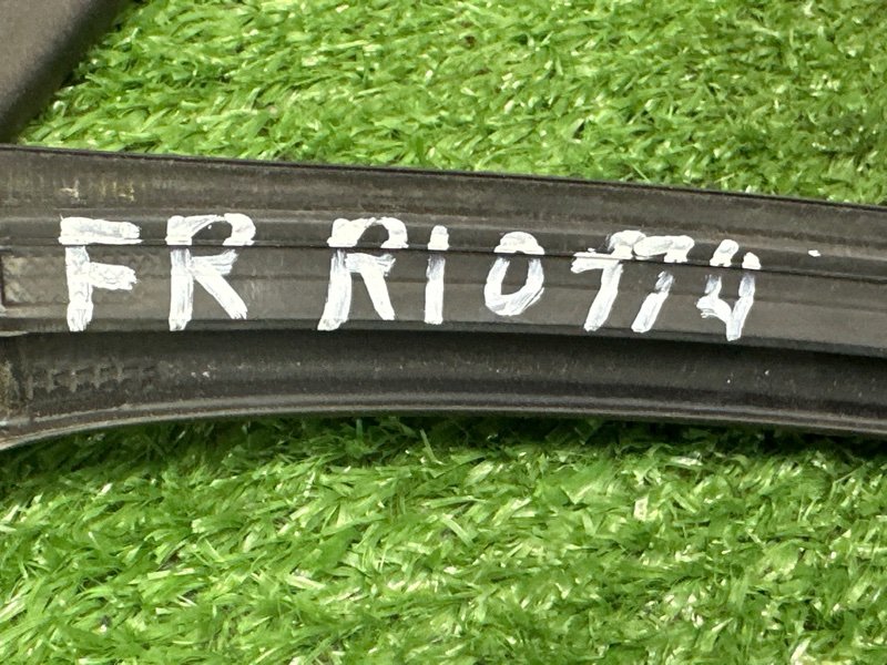 Уплотнитель стекла направляющий Kia Rio 3 2014 QB