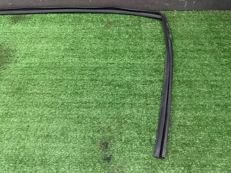 Уплотнитель стекла направляющий Kia Rio 3 2014 QB