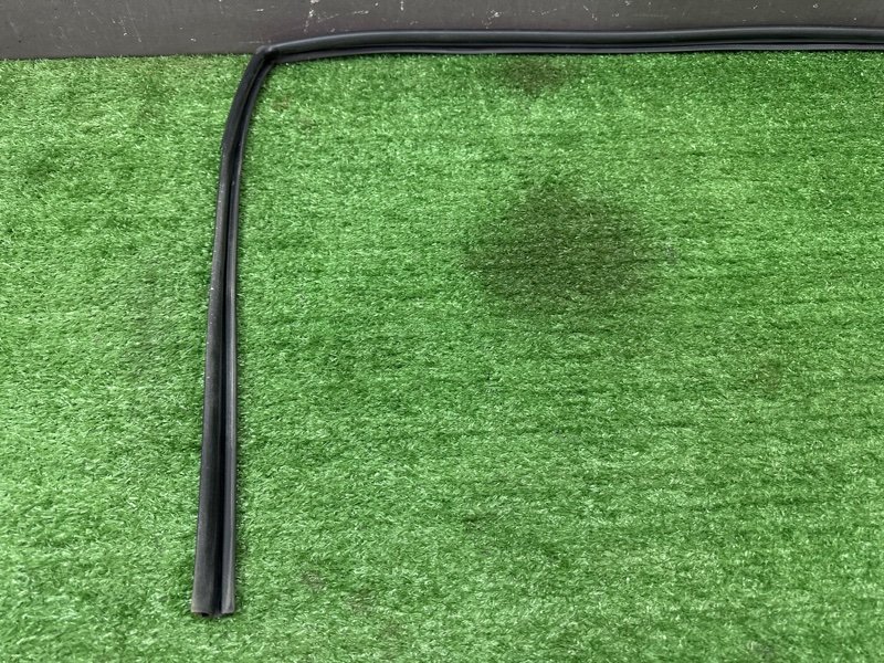 Уплотнитель стекла направляющий Kia Rio 3 2014 QB