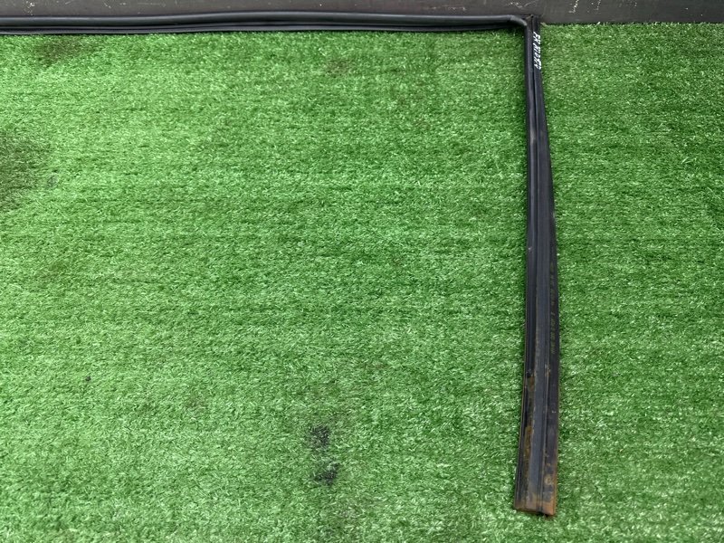 Уплотнитель стекла направляющий Kia Rio 3 2014 QB