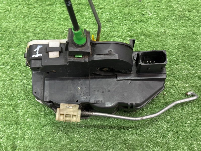 Замок двери Opel Astra J