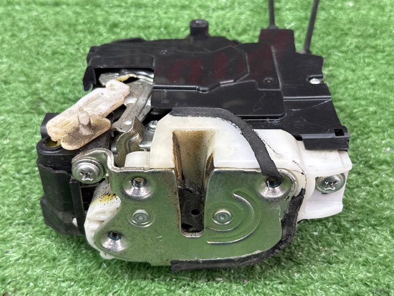 Замок двери Mitsubishi Outlander XL