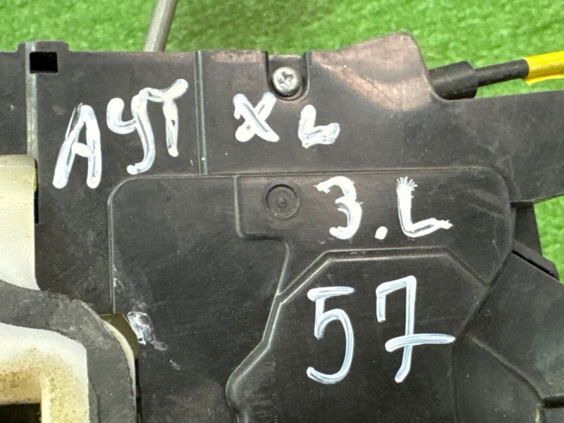 Замок двери Mitsubishi Outlander XL