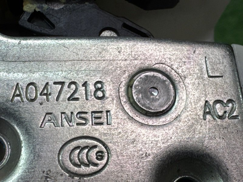 Замок двери Mitsubishi Outlander XL