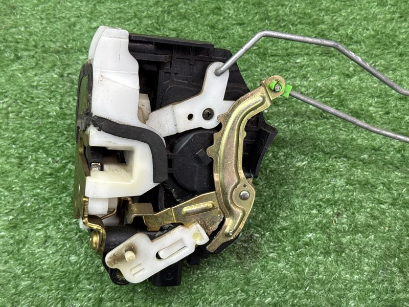 Замок двери Mitsubishi Lancer 9