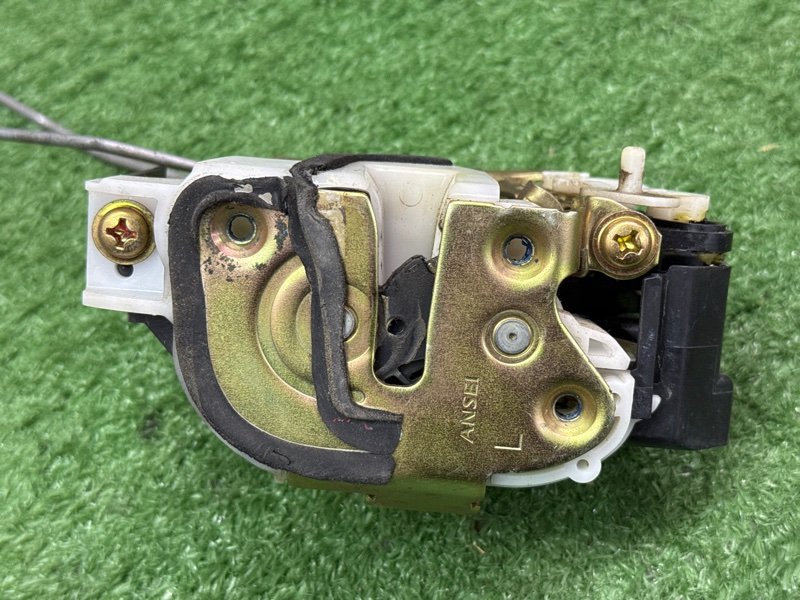 Замок двери Mitsubishi Lancer 9