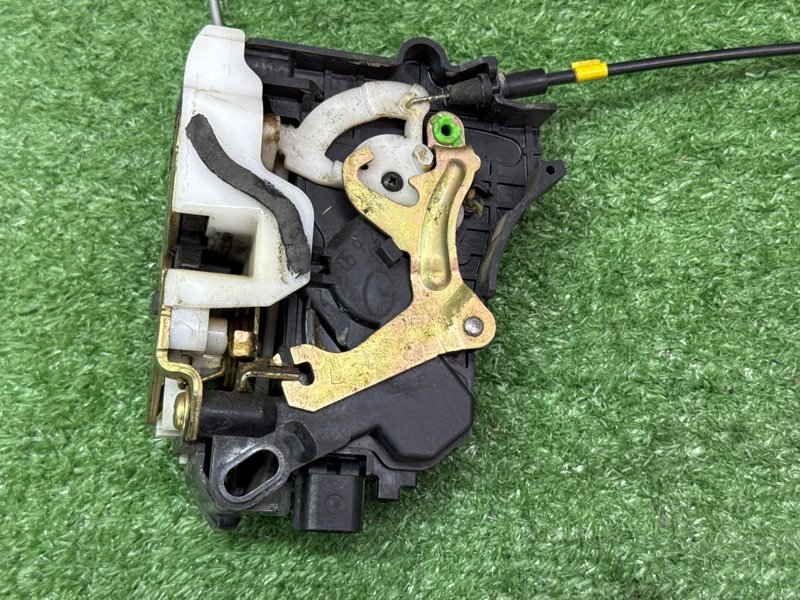 Замок двери Mitsubishi Lancer 9