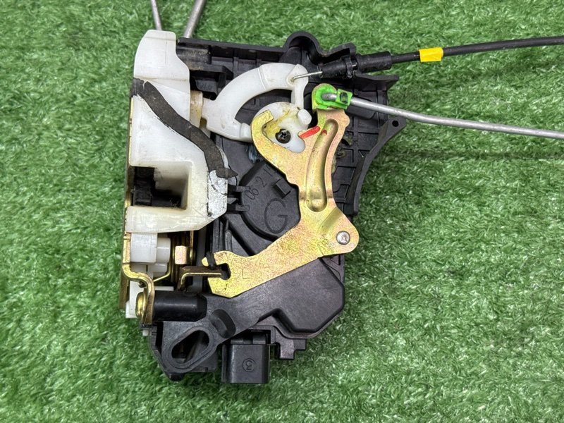 Замок двери Mitsubishi Lancer 9