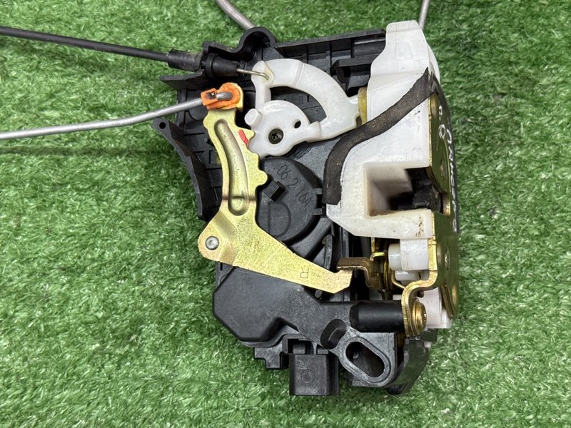 Замок двери Mitsubishi Lancer 9