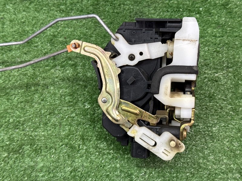 Замок двери Mitsubishi Lancer 9