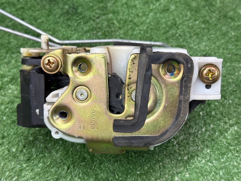 Замок двери Mitsubishi Lancer 9