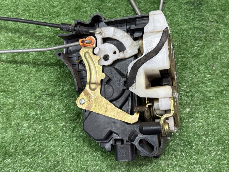 Замок двери Mitsubishi Lancer 9