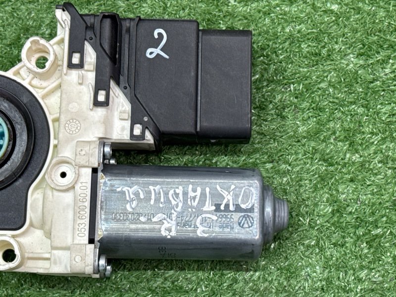 Мотор стеклоподъемника Skoda Octavia A5