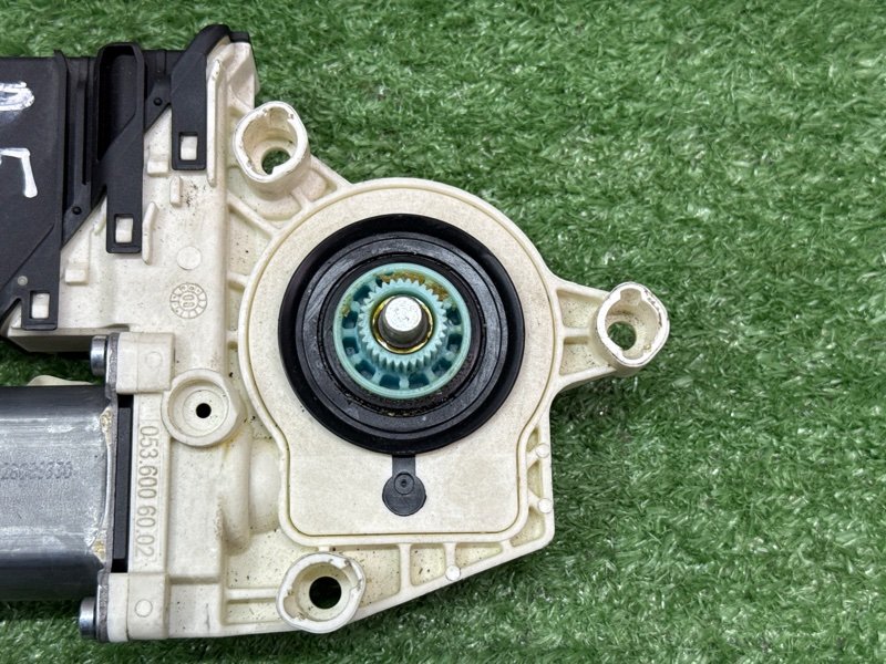 Мотор стеклоподъемника Skoda Octavia A5