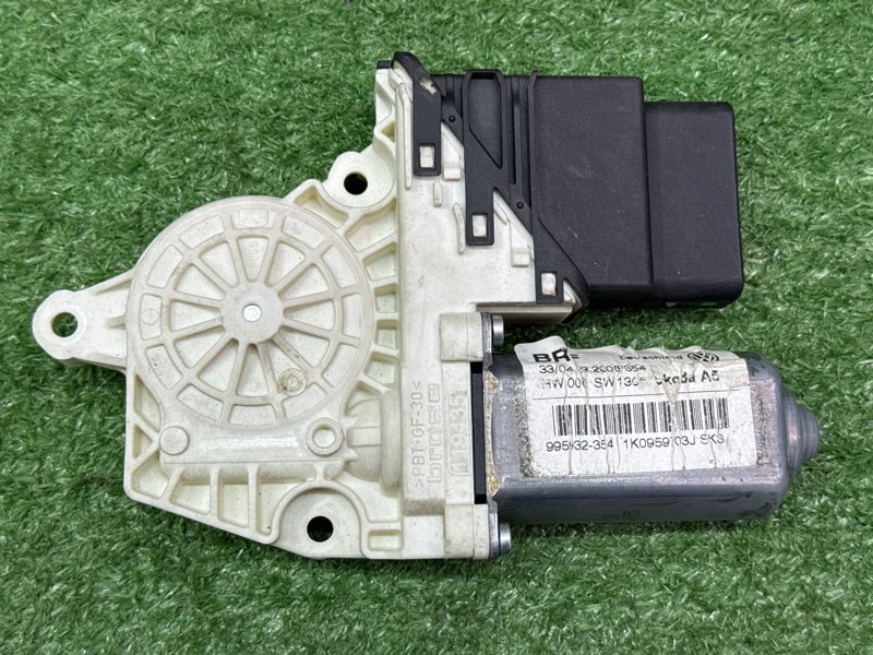 Мотор стеклоподъемника Skoda Octavia A5