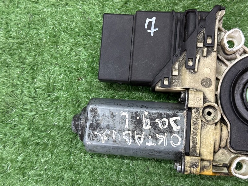 Мотор стеклоподъемника Skoda Octavia A5