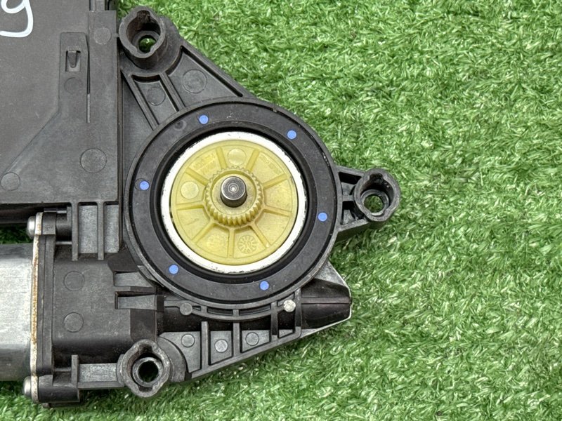 Мотор стеклоподъемника Skoda Octavia A5