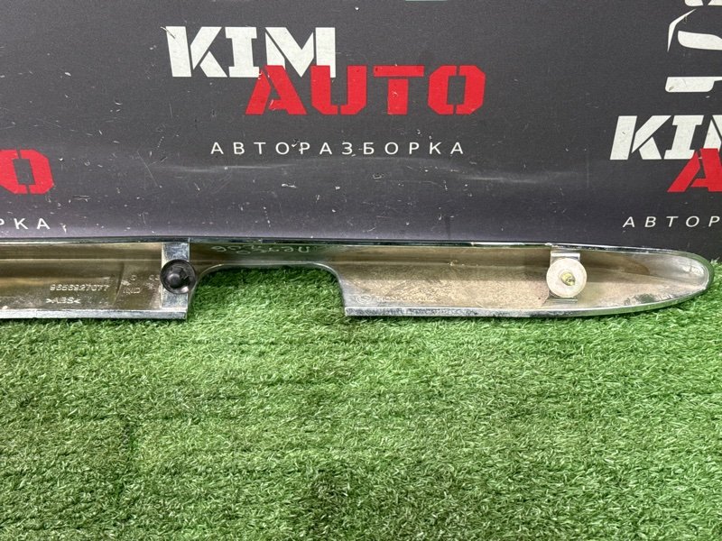 Накладка крышки багажника Peugeot 206