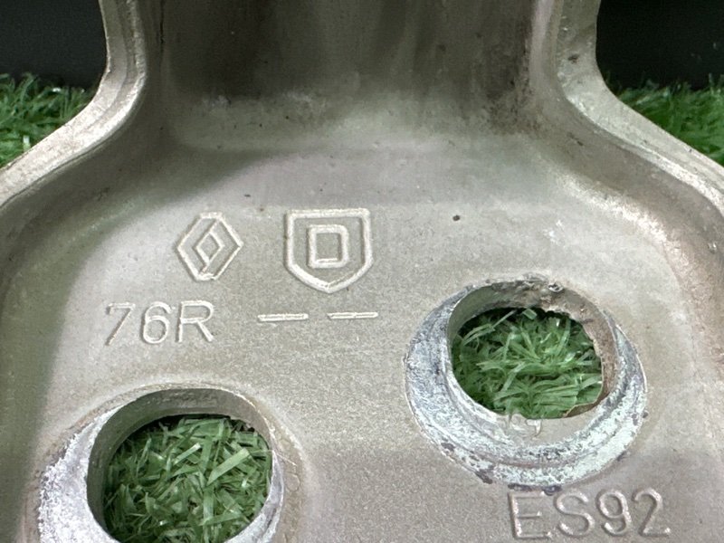 Петли двери Lada Largus