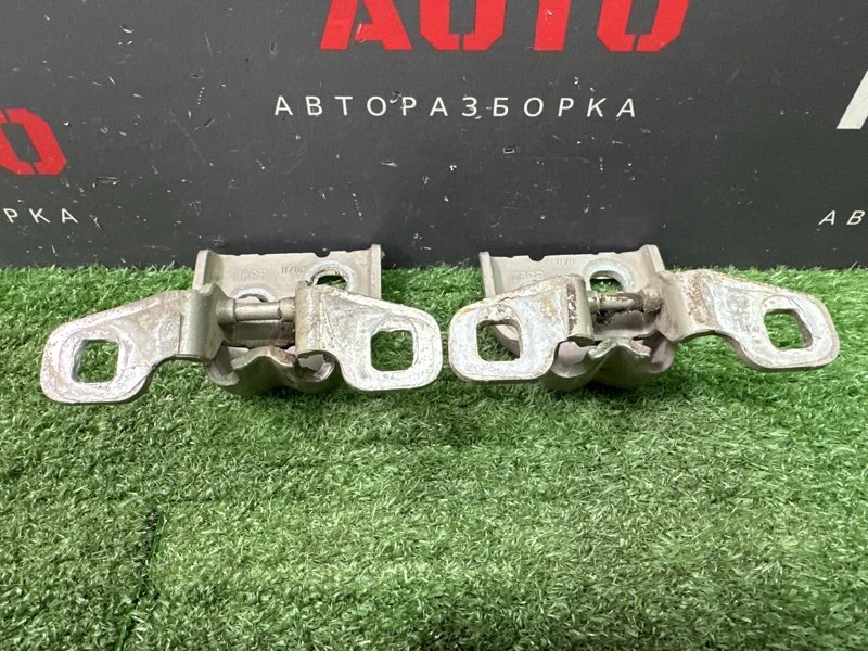 Петли двери Lada Largus