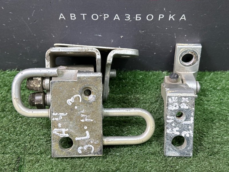 Петли двери Skoda Octavia A4