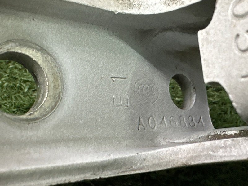 Петли двери Mitsubishi Outlander 3