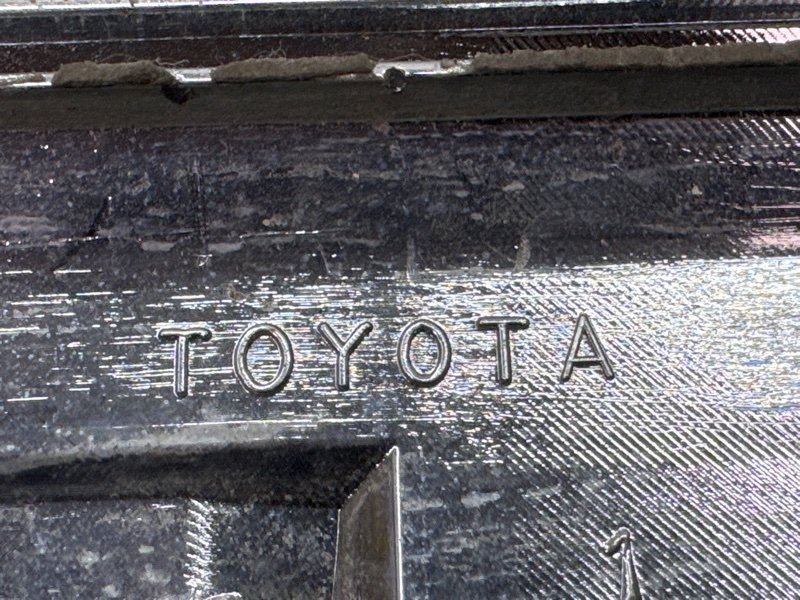 Молдинг крышки багажника Toyota Land Cruiser 200