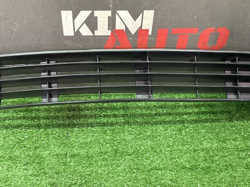 Решетка бампера нижняя Audi 100