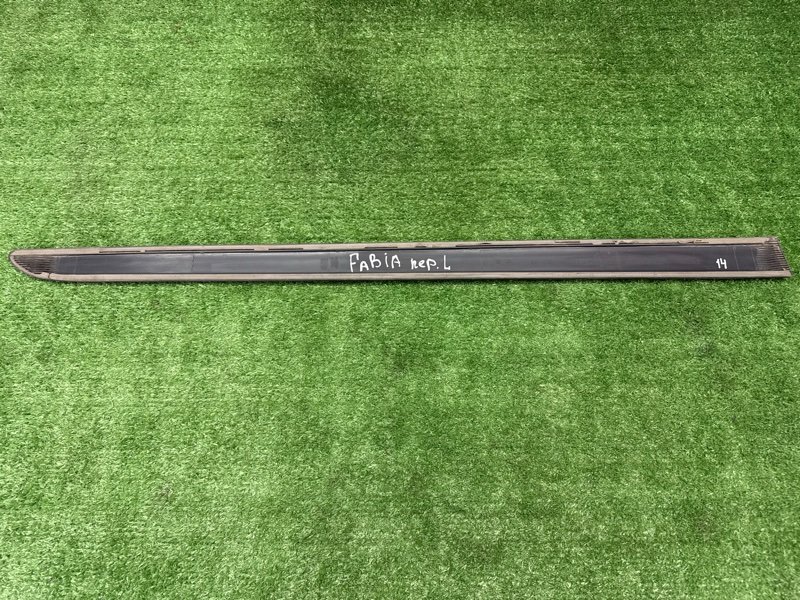 Молдинг двери Skoda Fabia 2