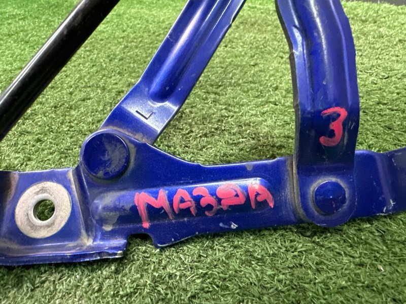 Петли крышки багажника Mazda 3